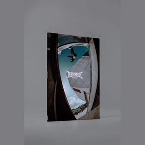 61025-livre-mesmer-prt-noir-21x29-7-cm